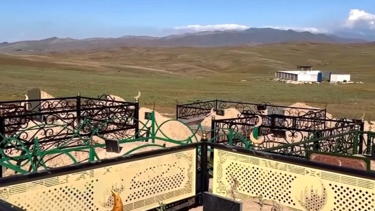 Кладбище рядом со скотомогильником в Таразе