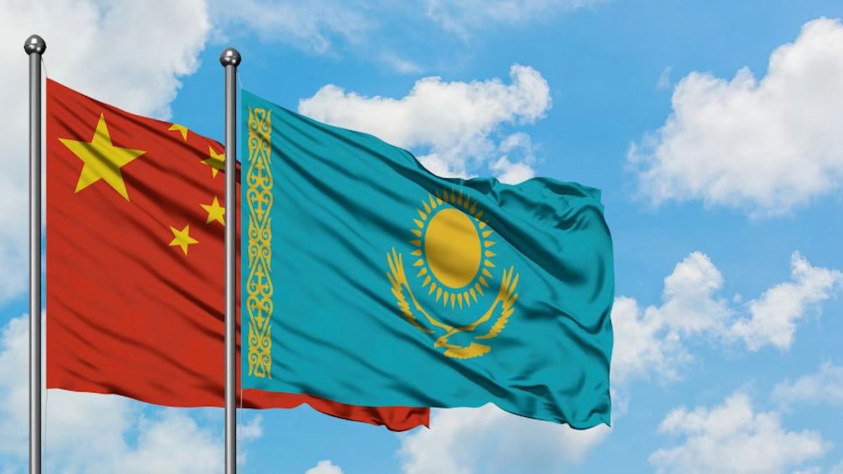 флаг Казахстана и Китая вьются в воздухе 