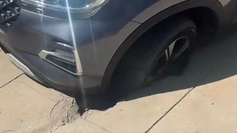 Жители Боралдая жалуются на проваливающийся под машинами асфальт
