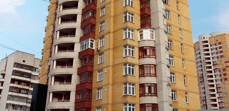 Бутылку с металлическими предметами сбросили на женщину с ребенком в Алматы