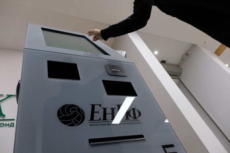 Казахстанцы массово выводят деньги из ЕНПФ