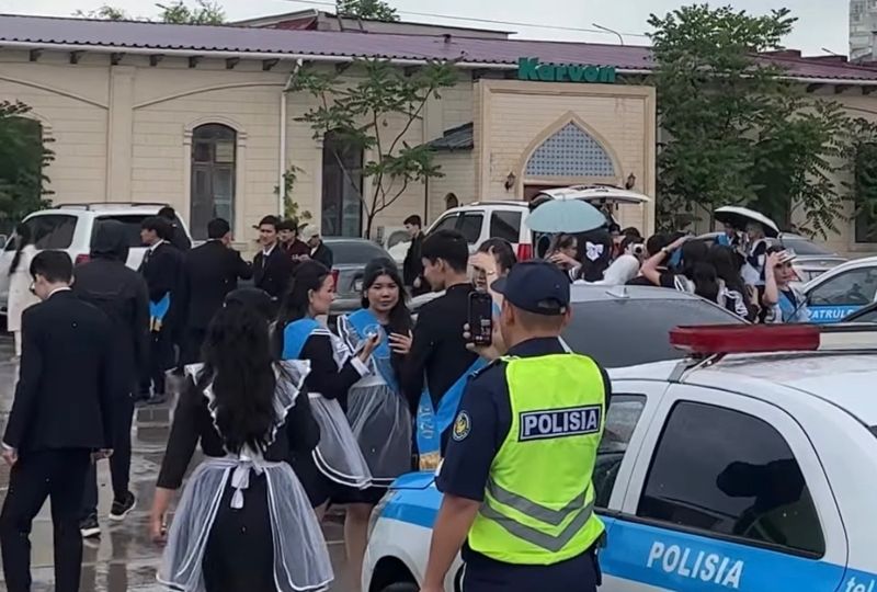 Полиция заблокировала выезды из Актау для выпускников