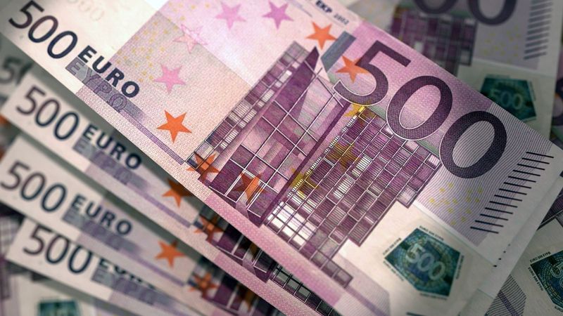 Сколько стоят доллар, евро и рубль в обменниках Казахстана 27 мая