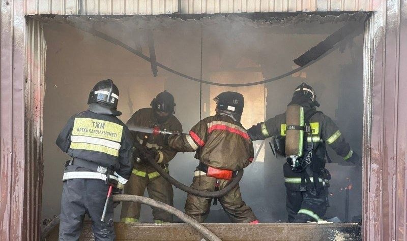 В Астане загорелись два частных дома
