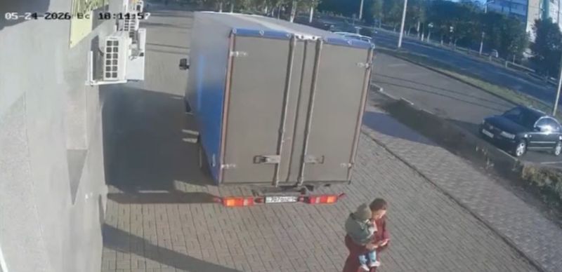 Грузовик сбил женщину с ребенком в Экибастузе
