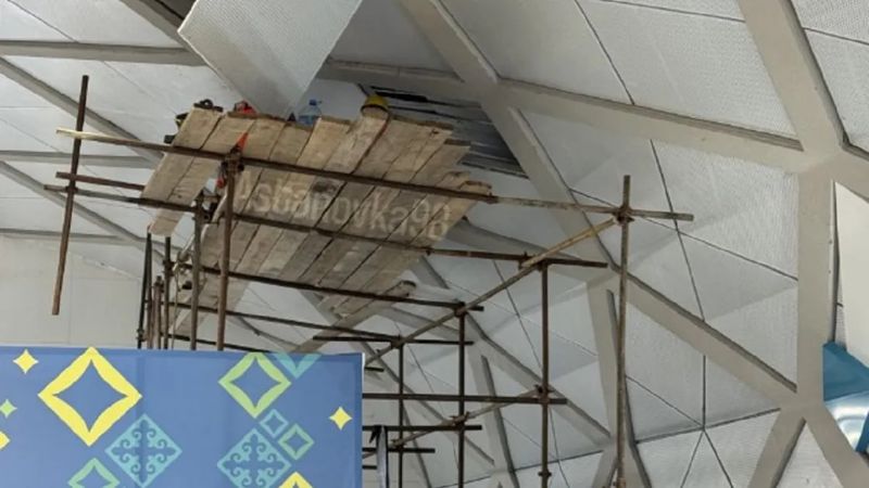 Разобранный потолок на станций LRT озадачил астанчан