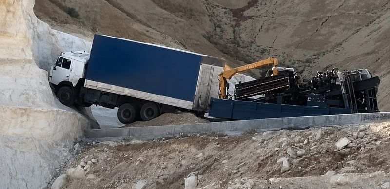 КамАЗ врезался в скалу в Мангистау из-за отказа тормозов
