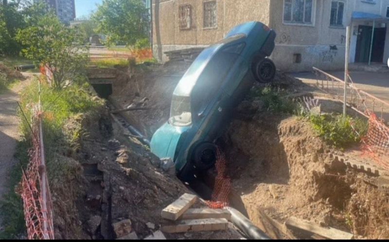 Автомобиль провалился в траншею в Степногорске