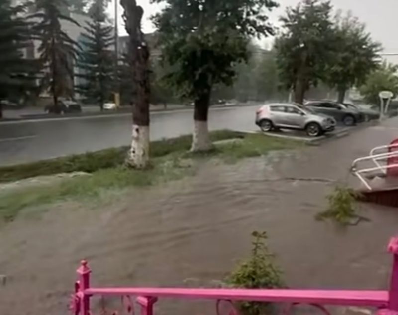 Сильный ливень залил подъезды жилых домов в Щучинске