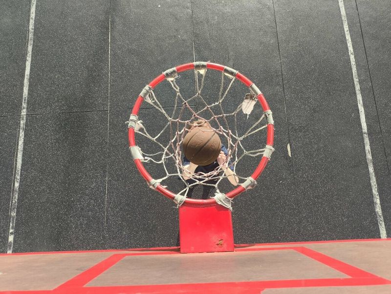 В Актобе вернули кольцо на баскетбольную площадку после поста Qumash