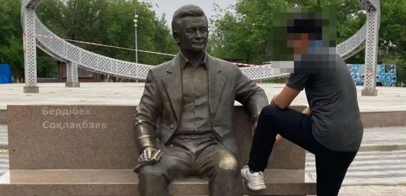 Подростка простили за фотосессию с памятником Сокпакбаеву в Конаеве