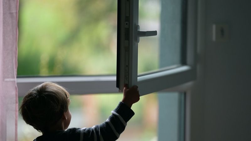 Годовалый малыш выпал из окна в Талдыкоргане