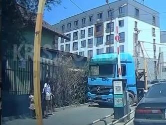 Опасный дорожный инцидент попал на камеры в Алматы