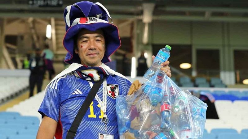 Японские болельщики убрались на трибунах после матча Чемпионата мира