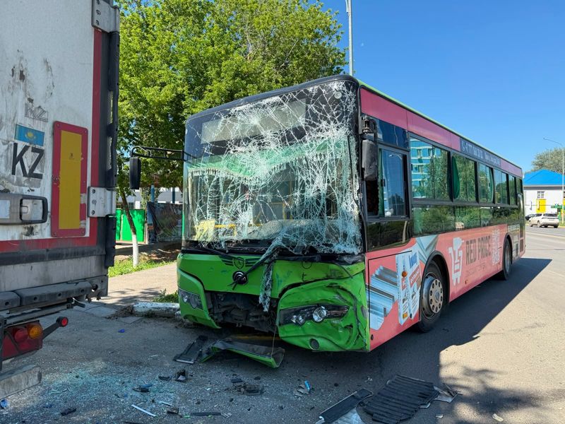 Грузовик врезался в городской автобус в Уральске