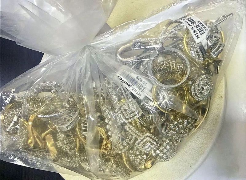 62-летняя казахстанка пыталась провезти золото в "интимном тайнике"
