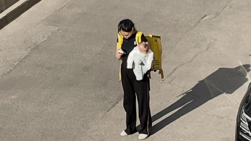 Девушка-курьер уехала из Алматы с младенцем и мужем после скандала в Сети