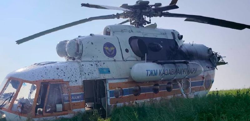 Вертолет со спасателями совершил жесткую посадку в Павлодарской области