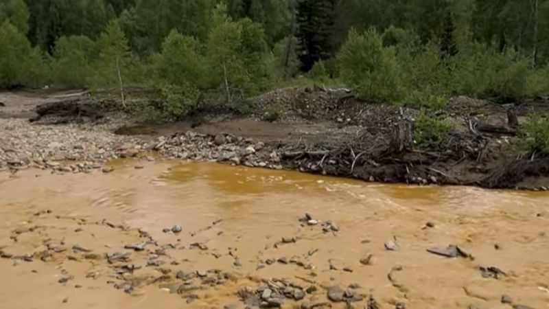 Оранжевая река в Восточном Казахстане напугала жителей и экологов