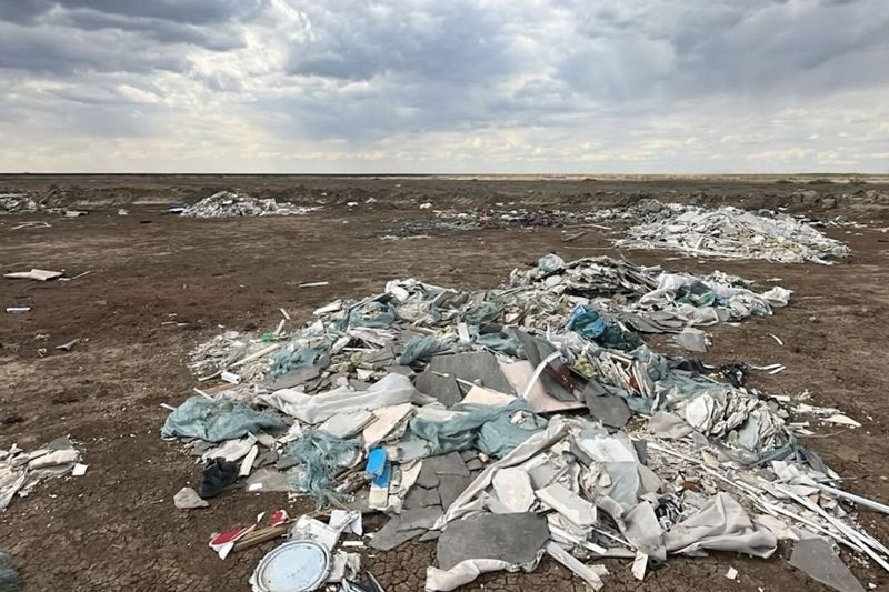 Акима Кульсары оштрафовали из-за стихийных свалок