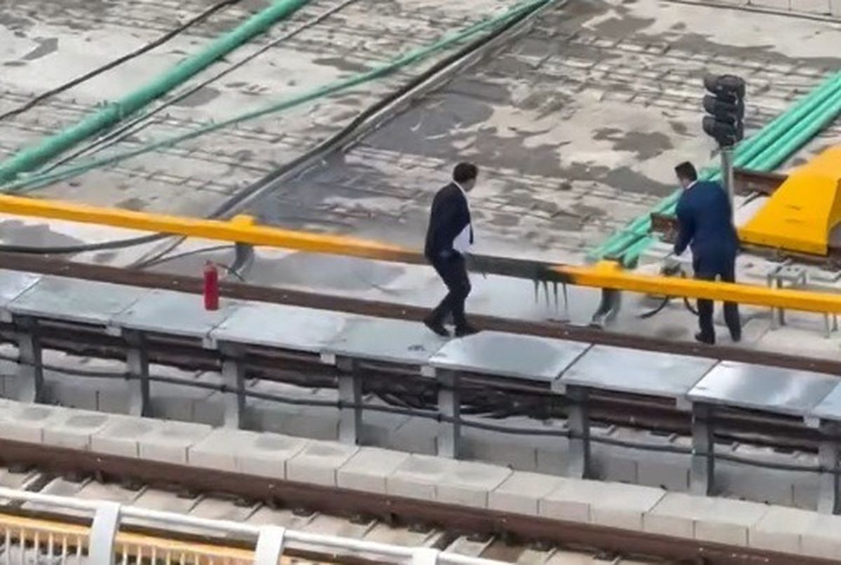 Люди на путях LRT