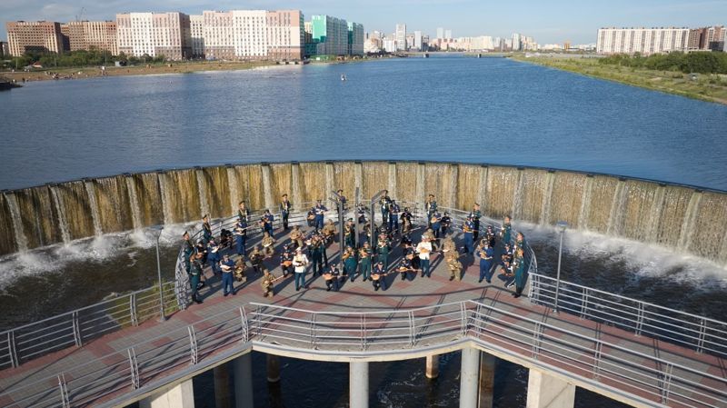 Ансамбль домбристов исполнил кюй возле водопада в Астане