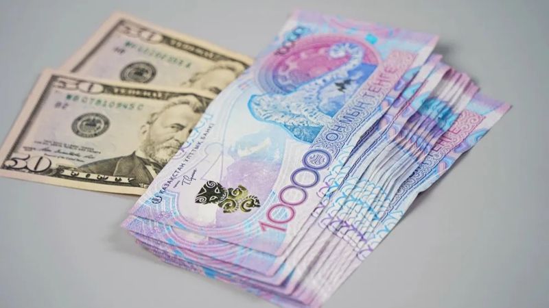 Тенге за неделю укрепился почти на 14 тенге вопреки падению нефти