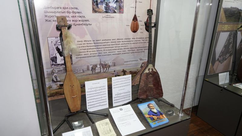 Домбру Абая показали на выставке в Семее