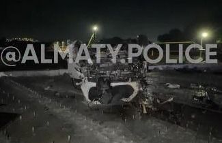 Авто опрокинулось во время ремонта дороги в Алматы
