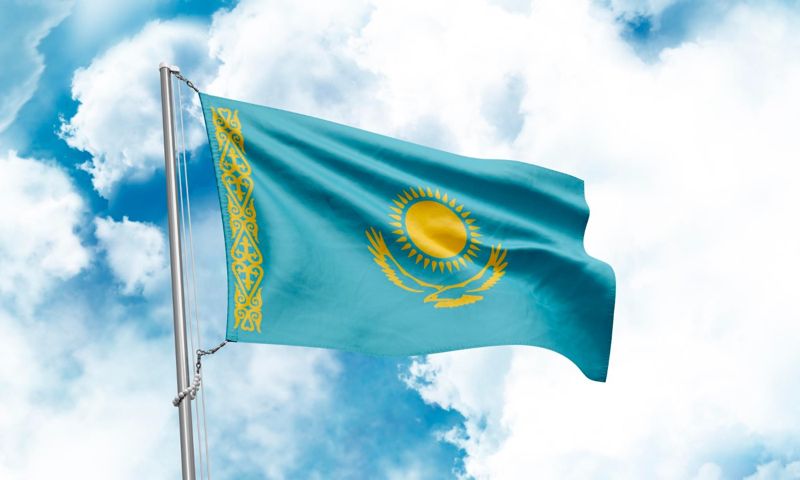 Казахстанцам официально разрешили вывешивать флаг на балконах