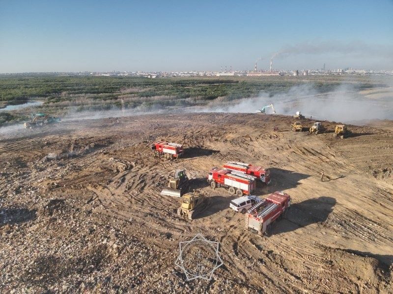 Пожар на мусорном полигоне не могут потушить в Астане
