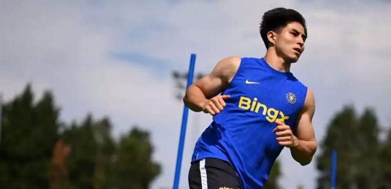 "Челси" показал Дастана Сатпаева на тренировке с основной командой