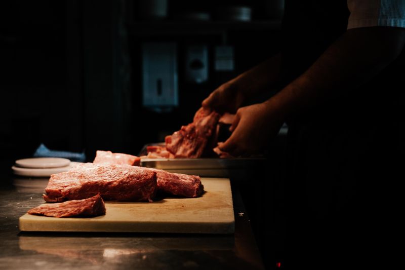 Опасное мясо поставляли в кафе и магазины Астаны