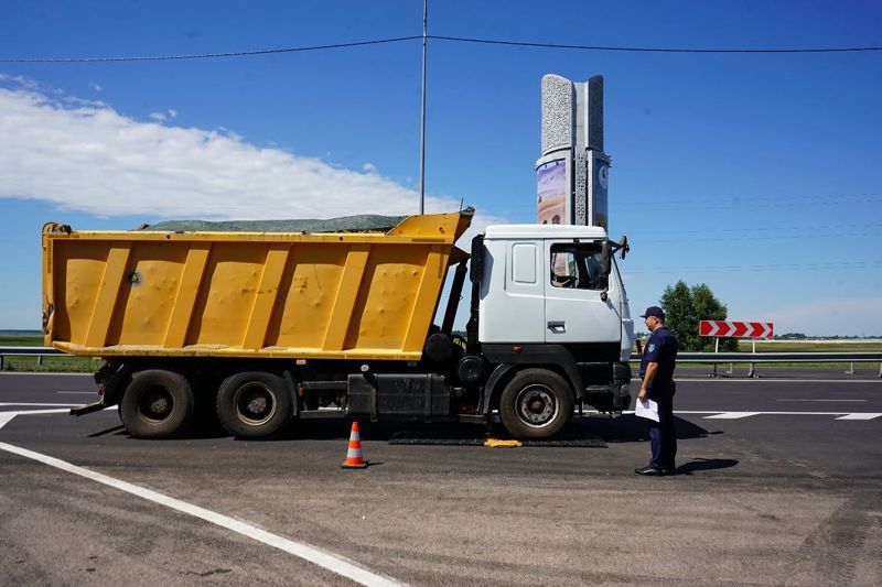 В СКО три дня разбирались с брошенными на обочинах фурами 
