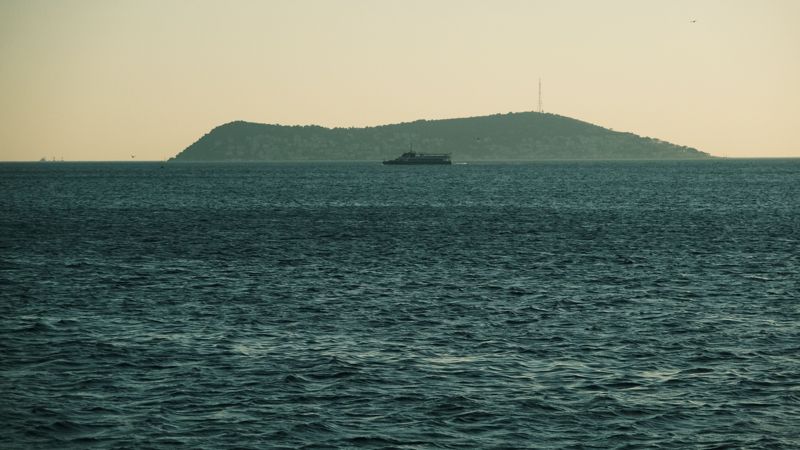 Спасатели эвакуировали застрявших на острове казахстанцев