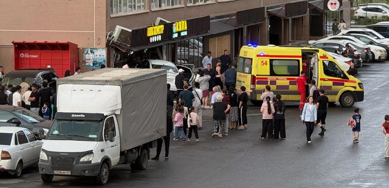 В Астане автомобиль влетел в овощной магазин и сбил школьницу