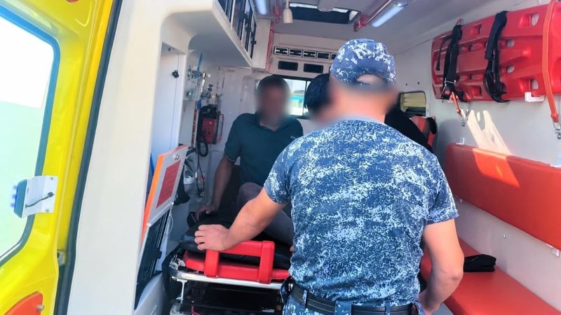Казахстанец со сломанными ногами двое суток провел в степи 