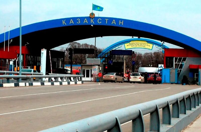 Две казахстанки подрались за место в очереди на границе Кыргызстана