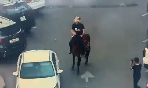 В Астане мужчина прискакал на коне к Байтереку