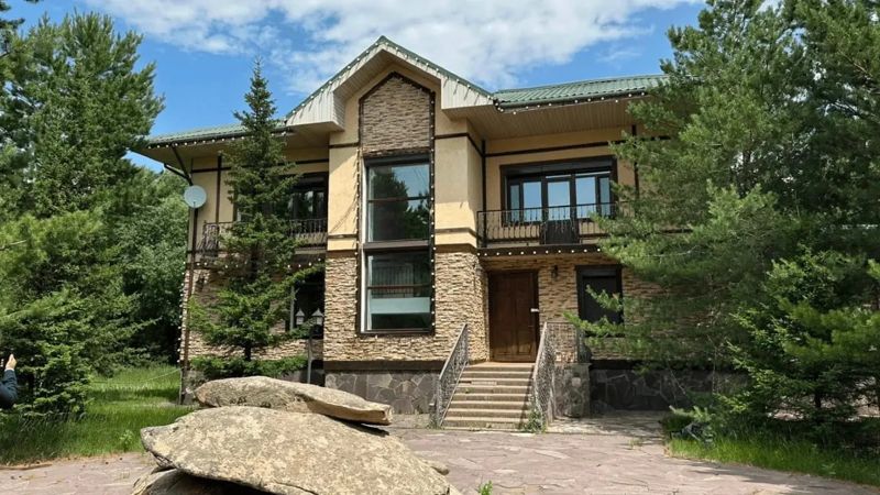 Конфискованный у олигарха роскошный коттедж продали в Астане