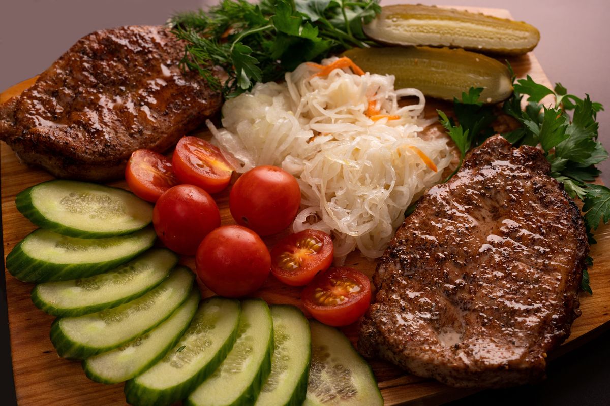 Мясо, огурцы, капуста, шашлык