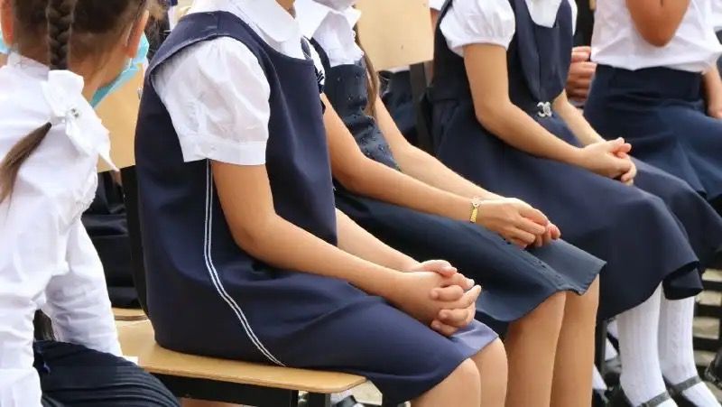 Нельзя не впускать ребенка в школу - Минпросвещения о школьной форме и религии
