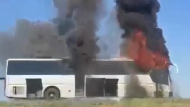 Автобус с 37 пассажирами вспыхнул на трассе в ЗКО