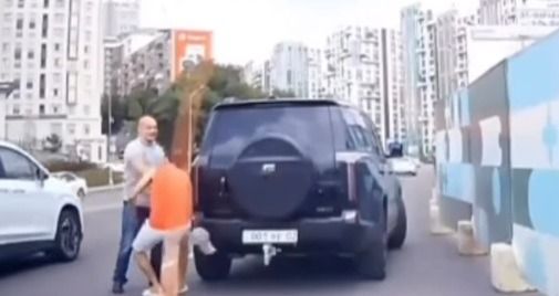 Конфликт на дороге в Алматы закончился нокаутом