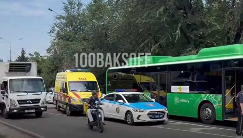 В Алматы опубликовали жуткие кадры смертельного ДТП с автобусом