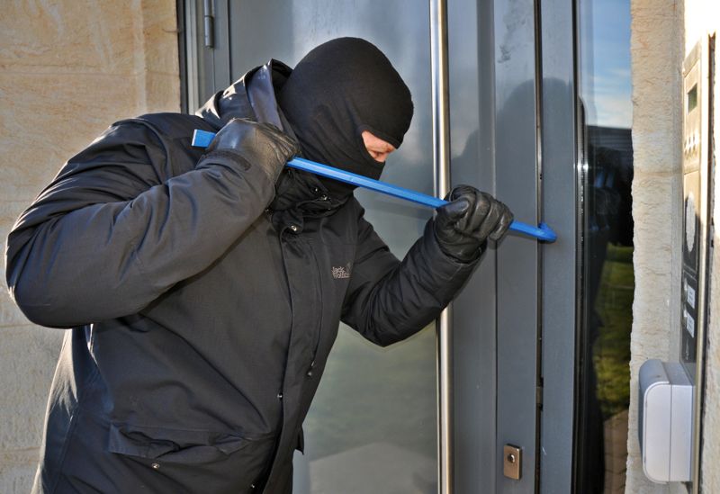 Грабитель в чулке вынес сейф из стоматологической клиники в Астане