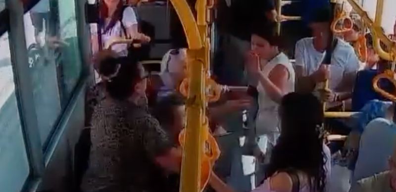 Появилось полное видео драки пожилой женщины и девушки в автобусе