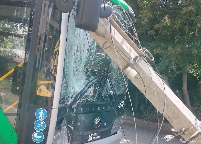 Автобус врезался в столб в Астане