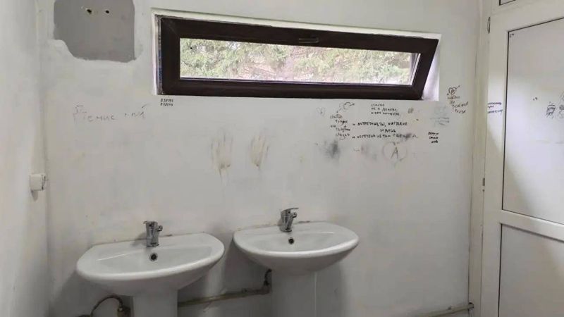 Вандалы атакуют общественные туалеты в Риддере, которые ждали три года