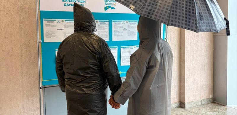 Дождь не помешал: как астанчане голосуют на выборах в Курултай